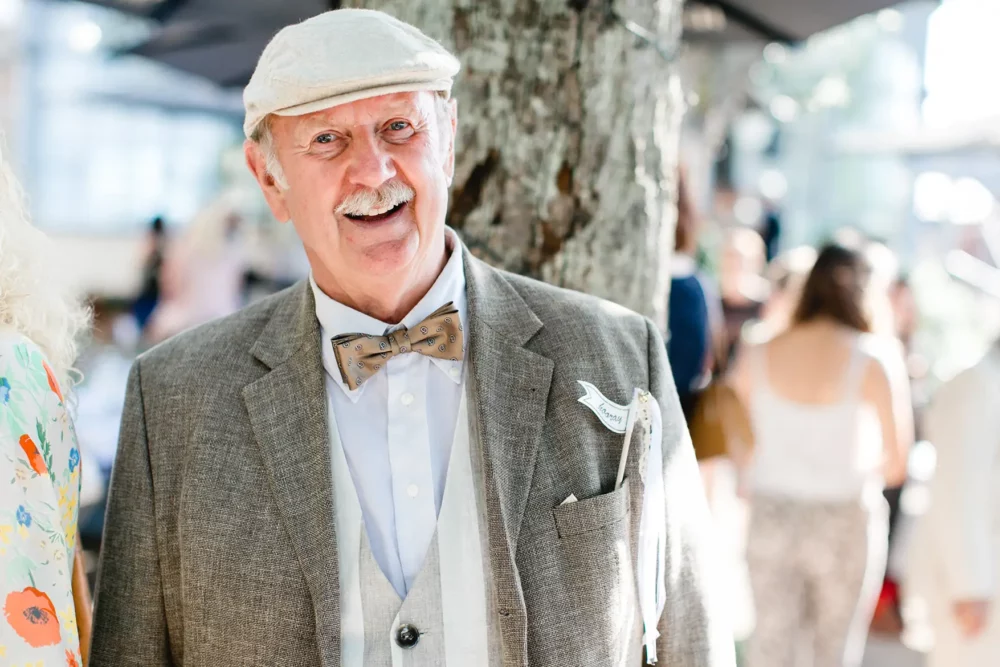 lässiges Sommer Hochzeitsoutfit für einen Mann als Gast zur Hochzeit in Bamberg