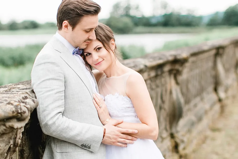 Brautpaar bei Shooting mit Hochzeitsfotograf nach Standesamt in Bamberg Hochzeitslocation Schloss Seehof