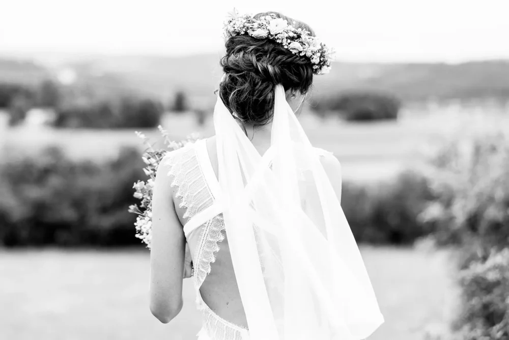 Braut mit Hochsteckfrisur, Blumen und Schleier zur Hochzeit im Landgasthof Meier mit Hochzeitsfotograf aus Amberg