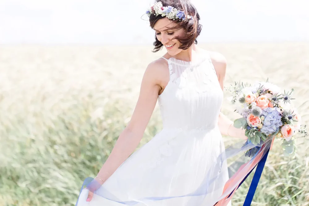leichtes Brautkleid aus Tüll von Anna Kara zur Hochzeit mit Hochzeitsfotograf im Schindlerhof Nürnberg
