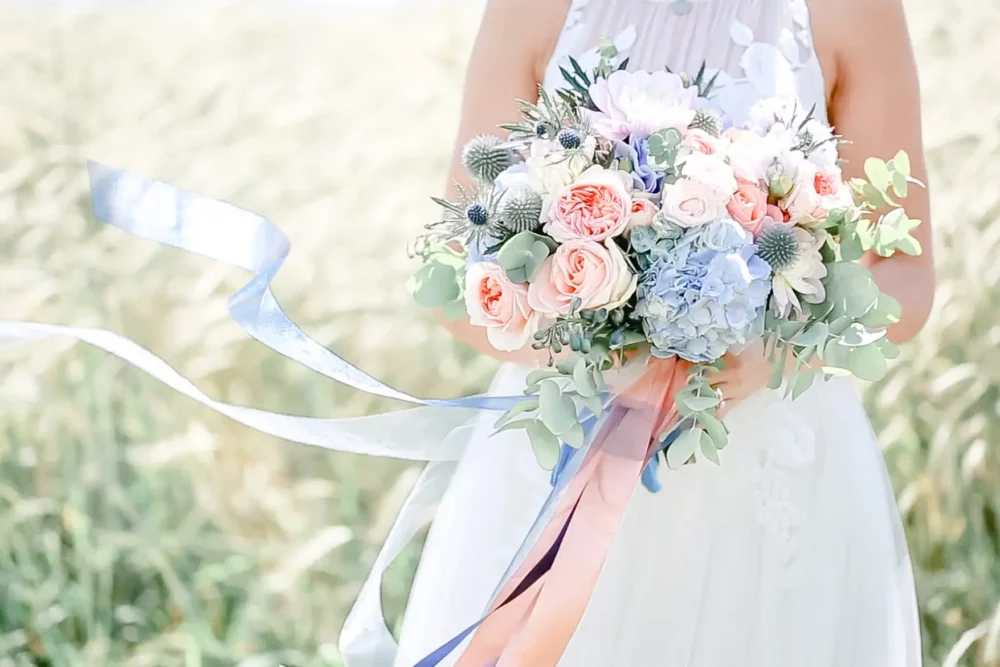 bunter Brautstrauß in blush, apricot und hellblau zur Hochzeit mit Fotograf im Schindlerhof Nürnberg