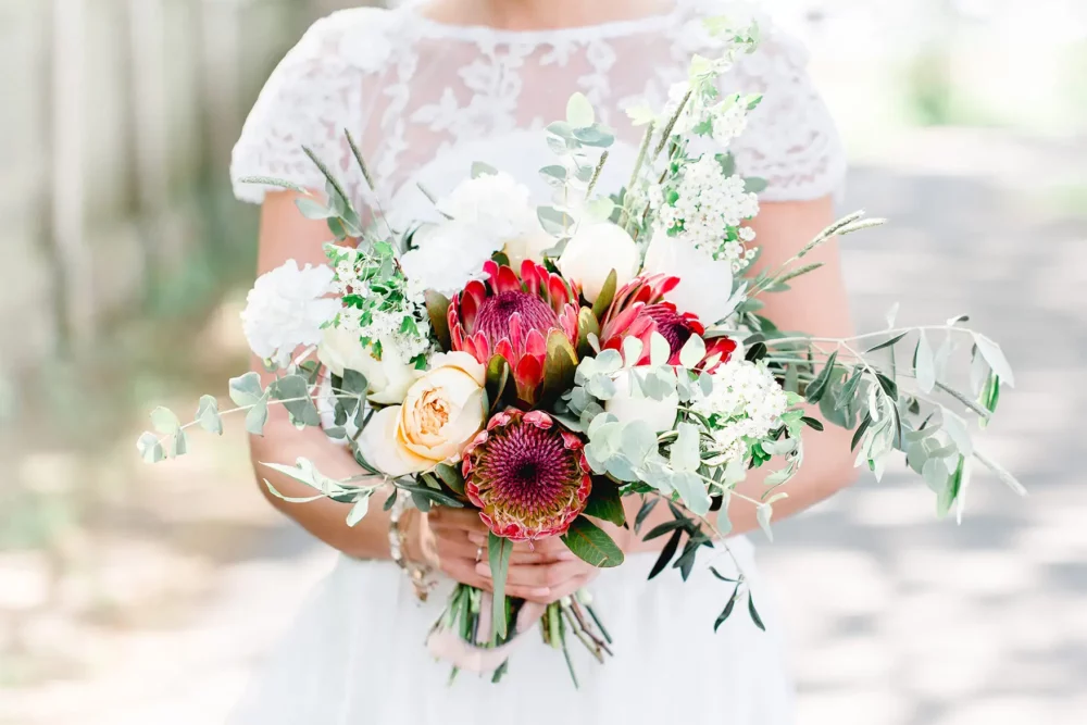 besonderer lockerer Brautstrauß mit Protea und Eukalyptus zur freien Trauung bei Nürnberg