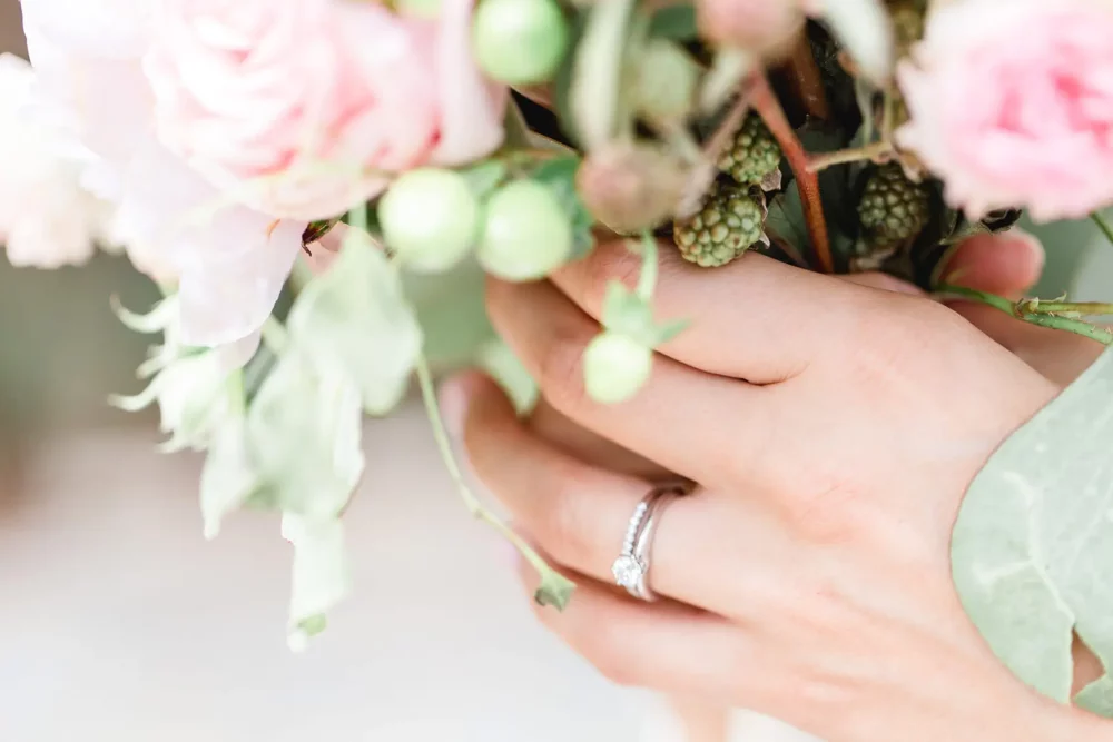 Brautstrauß in rosa mit Beeren zur Hochzeit in Amberg