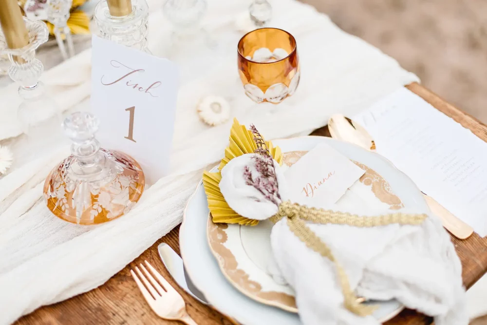 Tischdeko gold senfgelb mit Trockenblumen von Heidi Gold weddings Nürnberg zur Hochzeit am See mit Hochzeitsfotograf Amberg