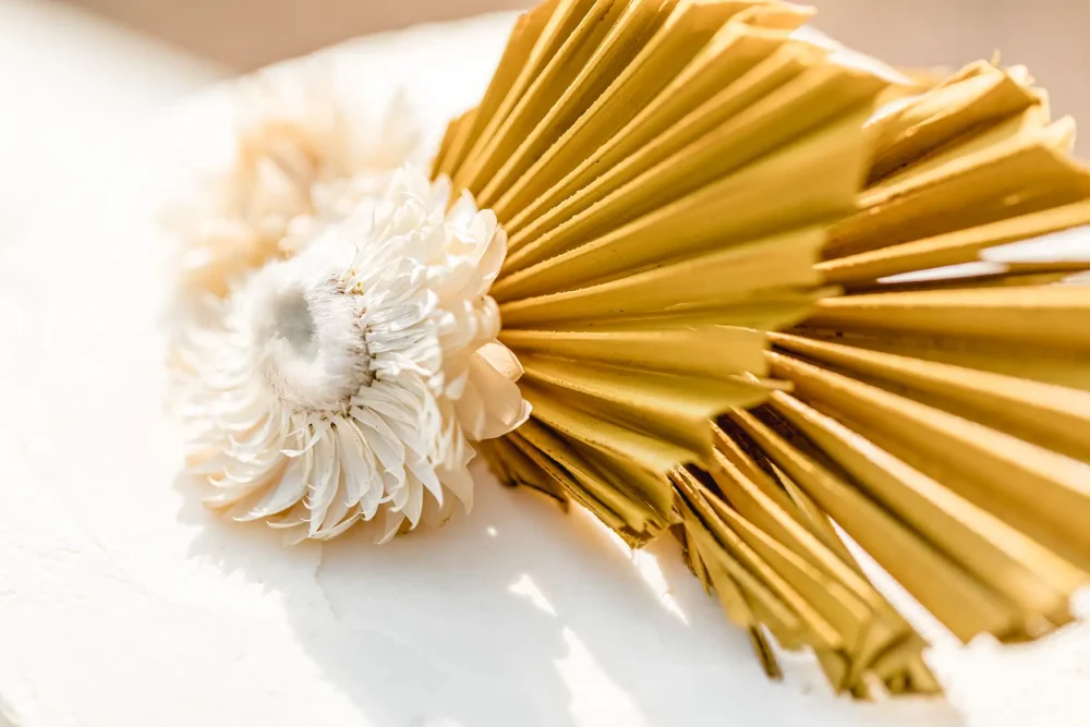 Hochzeitstorte mit Trockenblumen von gönning Manufaktur Nürnberg zur Hochzeit am See mit Hochzeitsfotograf Amberg