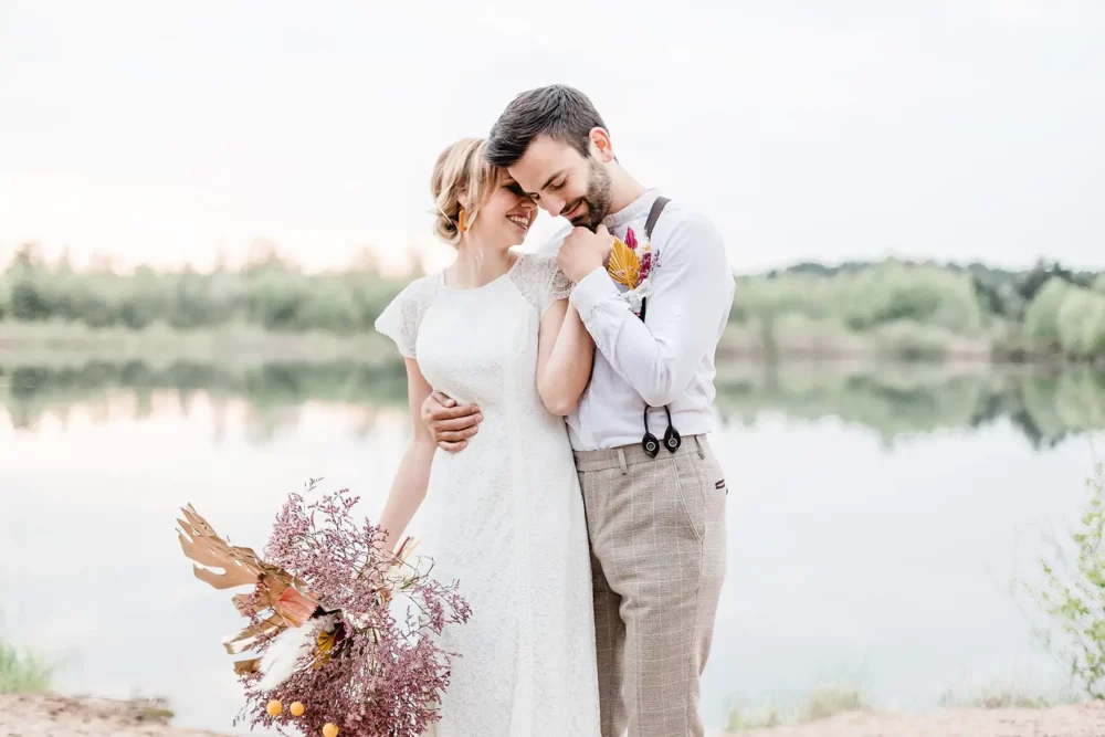 Hochzeitsfotograf Amberg zur Hochzeit am See mit Brautstrauß aus Trockenblumen