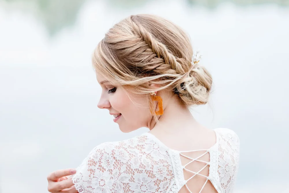 Brautfrisur Fischgrätzopf von Hair & Make up Artist Nürnberg mit Hochzeitsfotografin Amberg zur Hochzeit am See