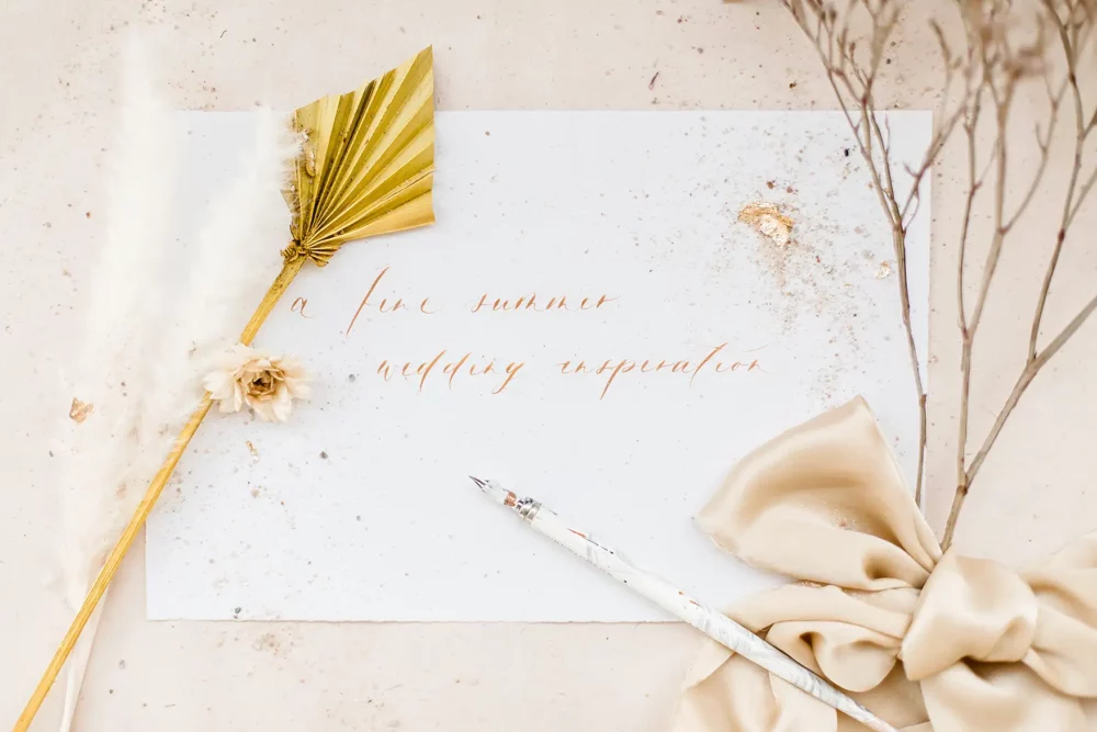 Hochzeitspapeterie Inspiration zur Hochzeit am See in senfgelb mit Trockenblumen mit Hochzeitsfotografin Amberg