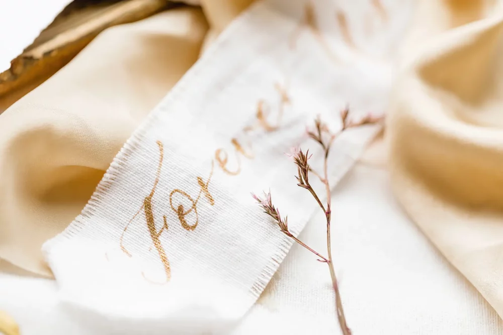 Hochzeitsdeko Detail Kalligraphie Spruchband 