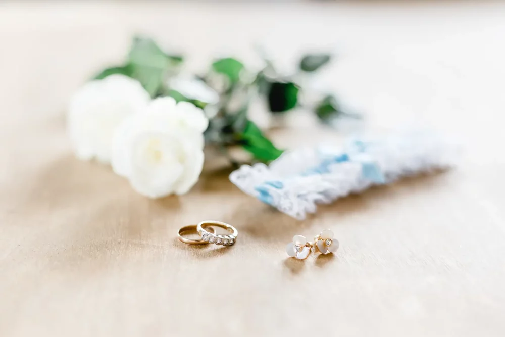 Brautschmuck in Gold bei Getting Ready mit Hochzeitsfotograf bei Nürnberg