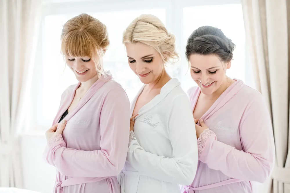Morgenmantel mit Aufschrift Bride und Bridesmaid für Getting Ready zur Hochzeit mit Fotografin bei Nürnberg