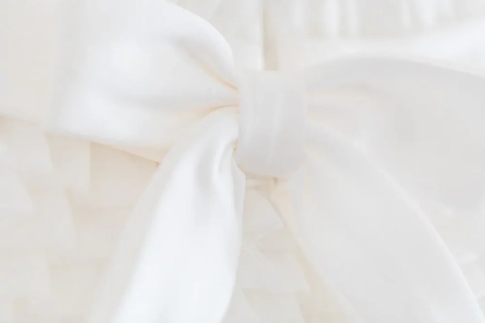 Hochzeitskleid mit Schleife und Rüschen zur Hochzeit bei Nürnberg