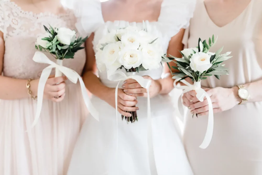 Blumensträuße für Brautjungfern mit weißen Rosen und Olivenzweigen zur Hochzeit im Nemsdorfer Hofgarten