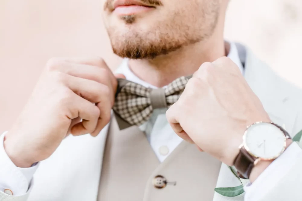Vintage Fliege für Bräutigam Outfit zur Hochzeit mit hellem Leinenanzug mit Fotograf im Nemsdorfer Hofgarten