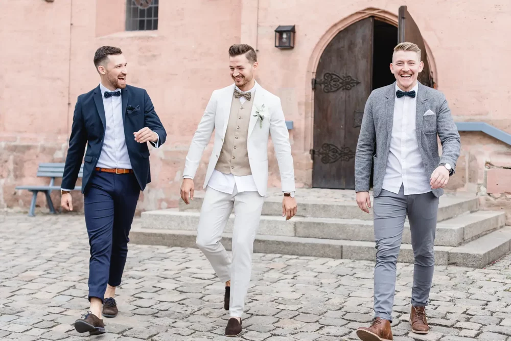 Bräutigam mit Trauzeugen im lässigen Outfit zur Hochzeit in St. Matthäus Vach mit Fotograf bei Fürth