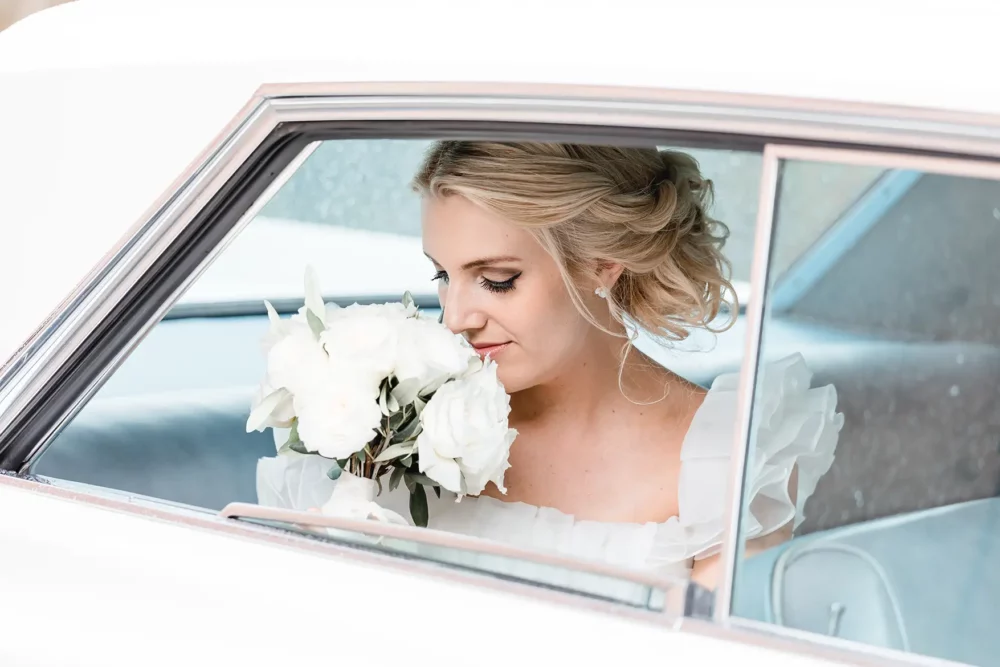 Braut in Cadillac Oldtimer Brautauto zur Hochzeit in Fürth mit Hochzeitsfotograf