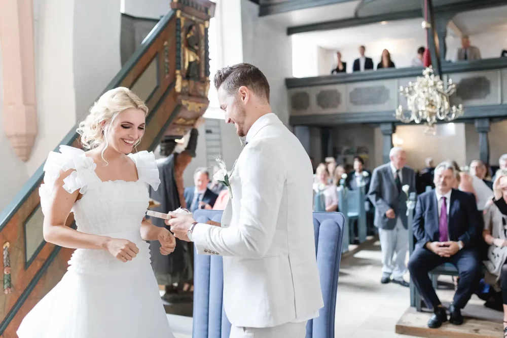 Ringwechsel bei Trauung in St. Matthäus in Vach mit Fotograf in Fürth mit Hochzeitslocation Nemsdorfer Hofgarten
