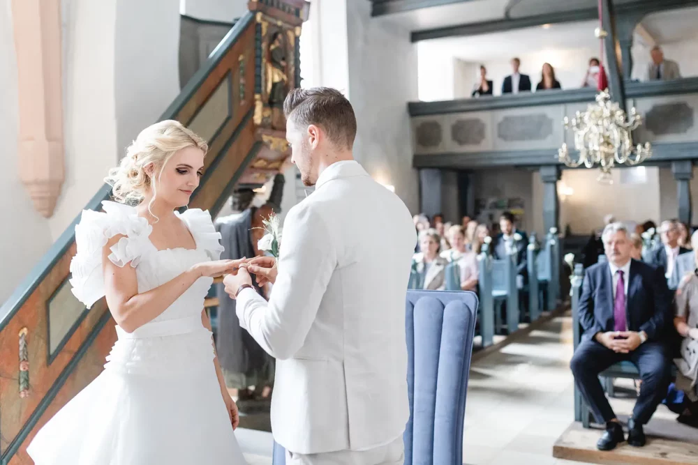 Ringtausch bei Trauung in St. Matthäus in Vach zur Hochzeit bei Fürth