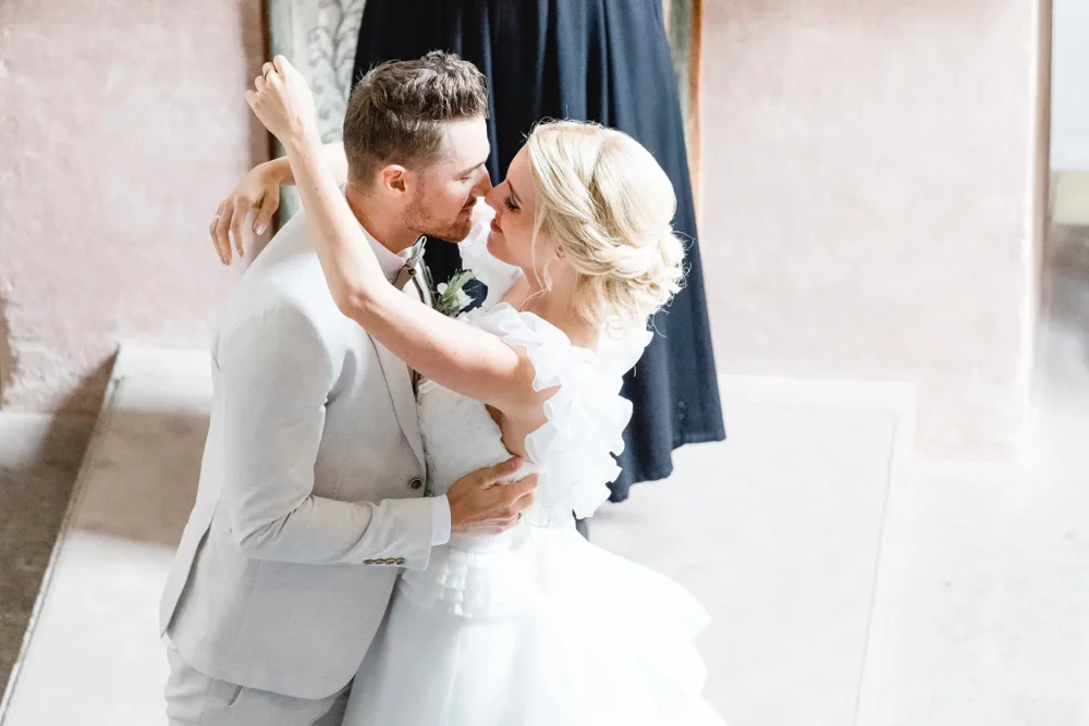 Brautpaar Kuss bei Trauung in St. Matthäus in Vach mit Fotograf in Fürth mit Hochzeitslocation Nemsdorfer Hofgarten