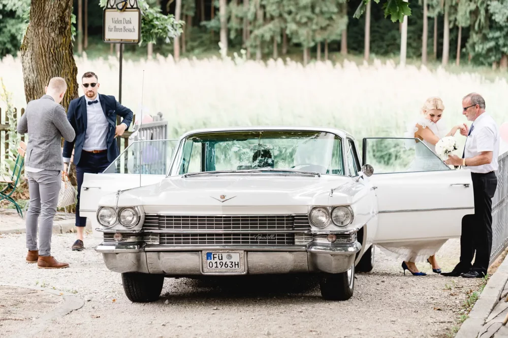 Cadillac Oldtimer Brautauto zur Hochzeit bei Nürnberg im Nemsdorfer Hofgarten