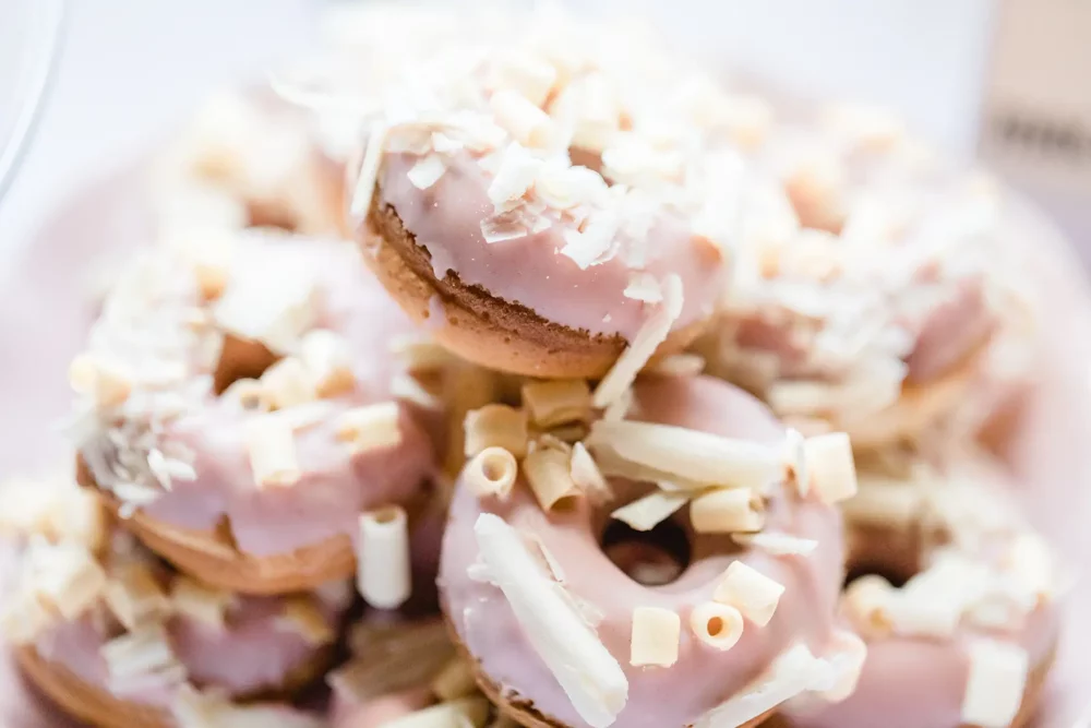Mini Donuts für Candy bar von Gönning Nürnberg zur Hochzeit mit Fotograf im Nemsdorfer Hofgarten