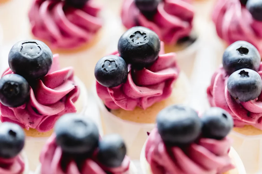 Mini Cupcakes zur Hochzeit mit Fotograf bei Nürnberg im Nemsdorfer Hofgarten