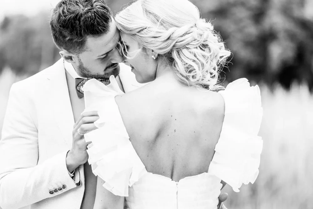 Brautpaar mit Hochzeitsfotograf zur Hochzeit bei Nürnberg im Nemsdorfer Hofgarten