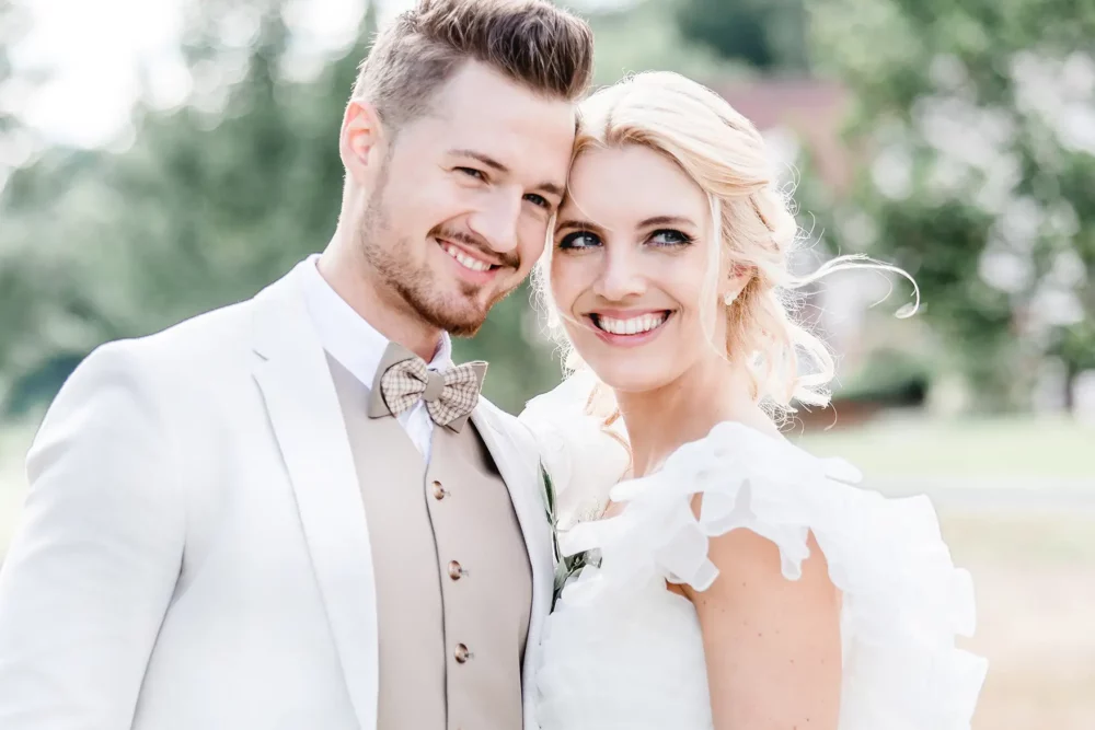 Brautpaar im Hochzeitsoutfit mit Hochzeitsfotograf zur Hochzeit bei Nürnberg im Nemsdorfer Hofgarten