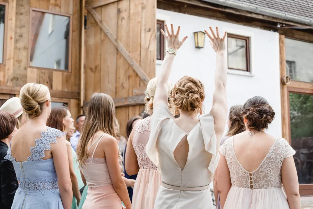 Brautstrauß Werfen zur Hochzeit bei Nürnberg im Nemsdorfer Hofgarten