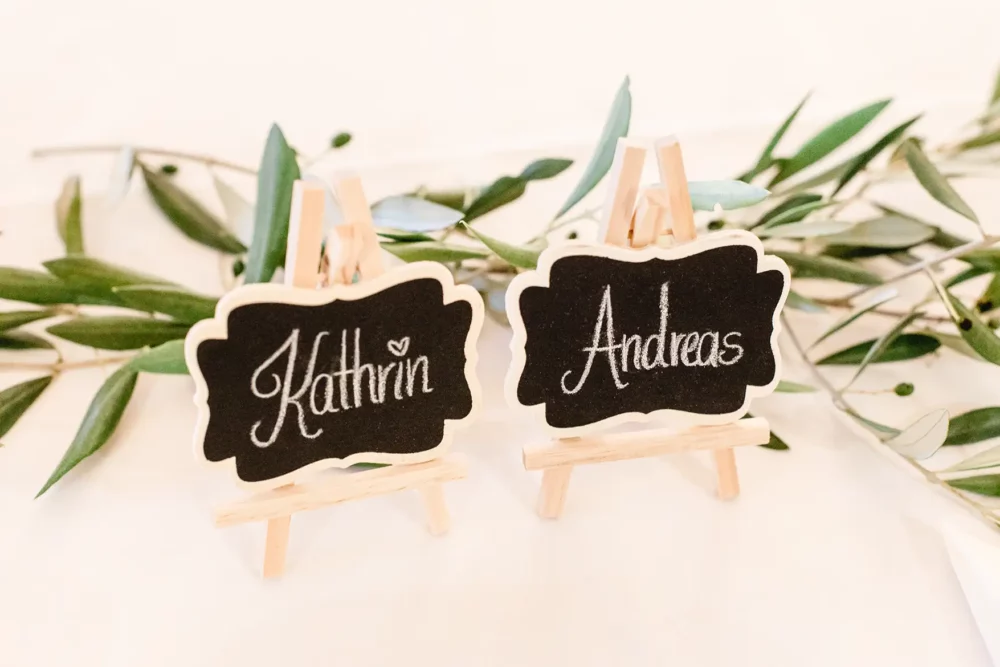 Platzkarten Tafel auf Staffelei zur Hochzeit bei Nürnberg im Nemsdorfer Hofgarten