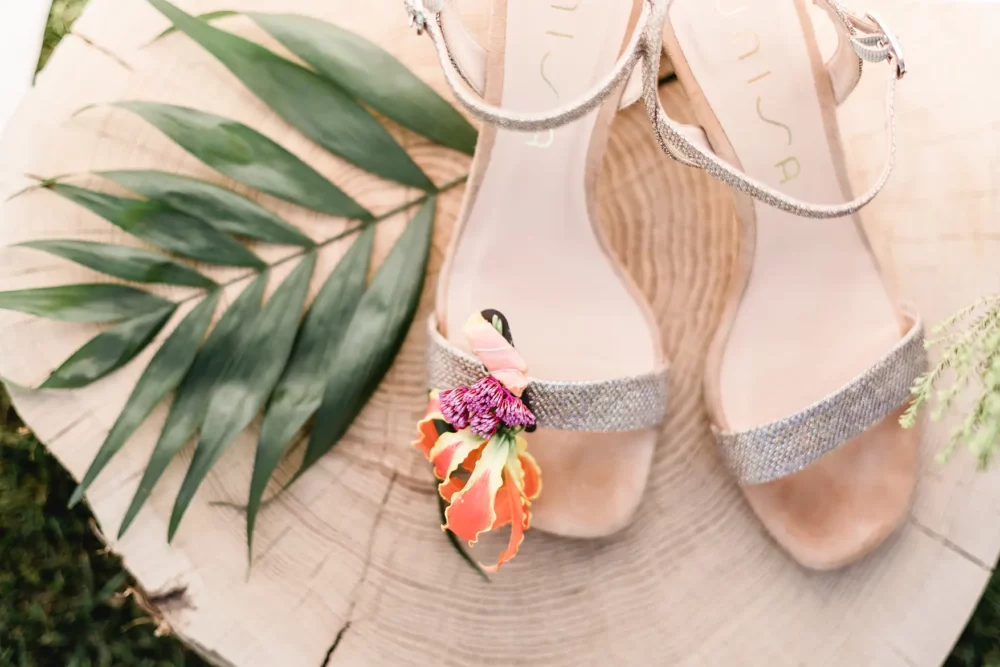 Brautschuhe Sandalen gold mit Blumen von UNISA zur Hochzeit im Garten mit Fotografin bei Nürnberg