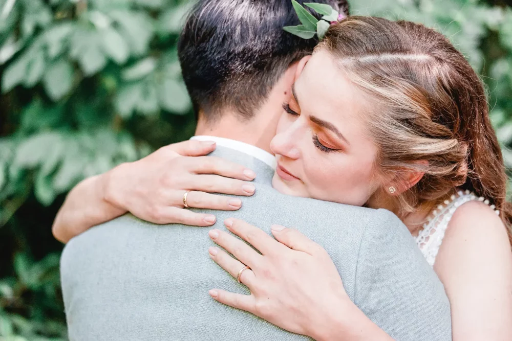 Hochzeitsfotograf bei First Look zur Gartenhochzeit in Nürnberg