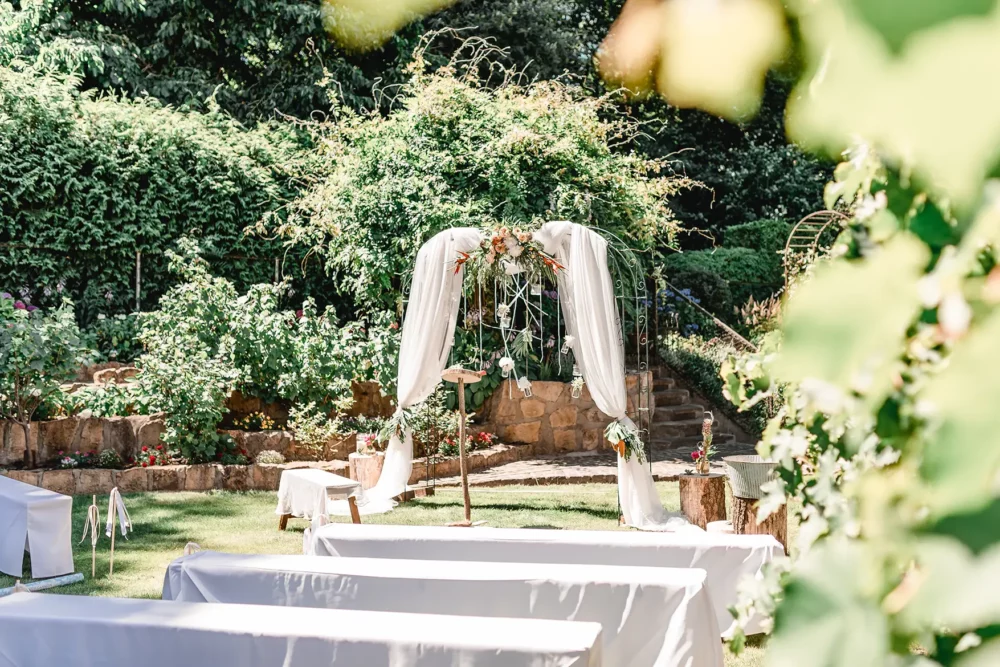 Blumen Deko für Traubogen mit Tüchern für freie Trauung zur Gartenhochzeit mit Hochzeitsfotograf in Nürnberg von Blumen Deiters Rheine