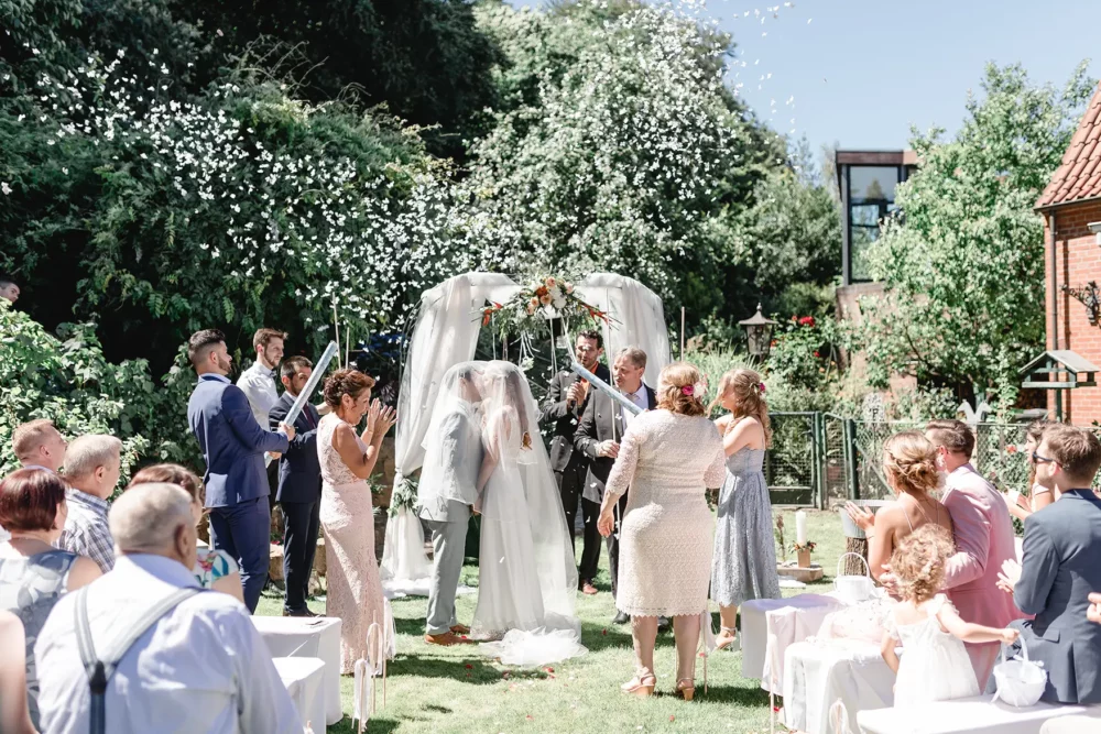 Konfetti Kanone Schmetterlinge für Hochzeit zur freien Trauung mit Hochzeitsfotograf bei Gartenhochzeit