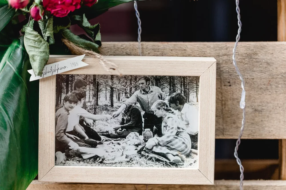 Ideen für Hochzeitsdeko mit Familienfotos zur Hochzeit mit Fotograf in Nürnberg bei Gartenhochzeit