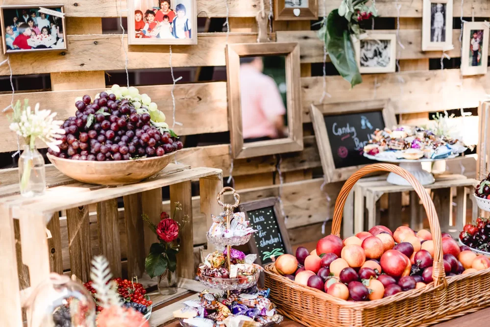DIY Candy Bar mit Früchten zur Hochzeit mit Fotografin als Hochzeitsdeko aus Paletten zur Gartenhochzeit in Nürnberg