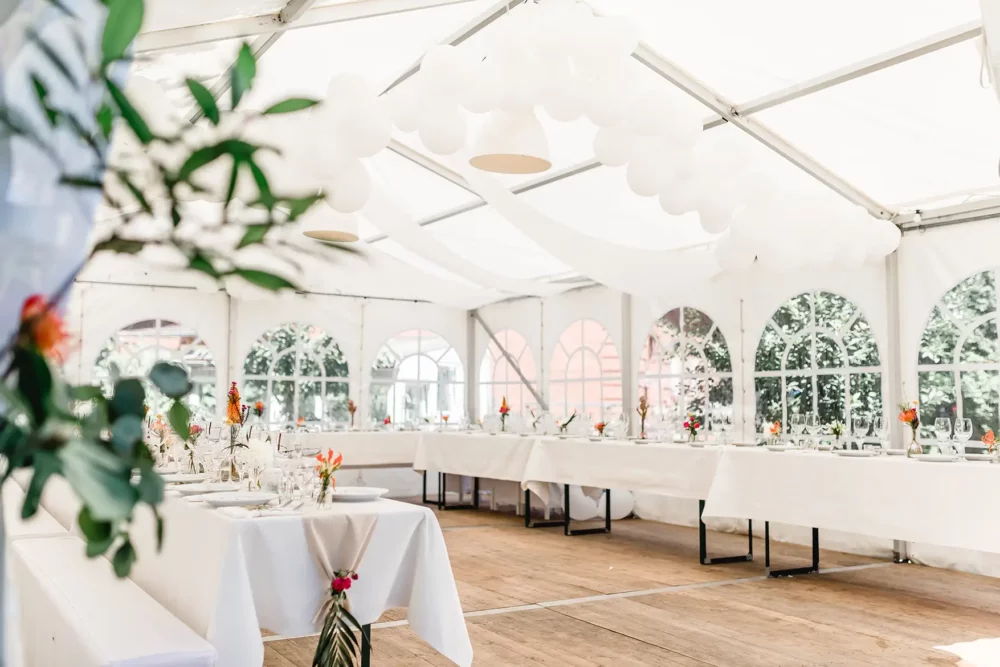 Festzelt Vermietung für Hochzeit in Nürnberg mit Hochzeitsfotografin zur Gartenhochzeit mit freier Trauung