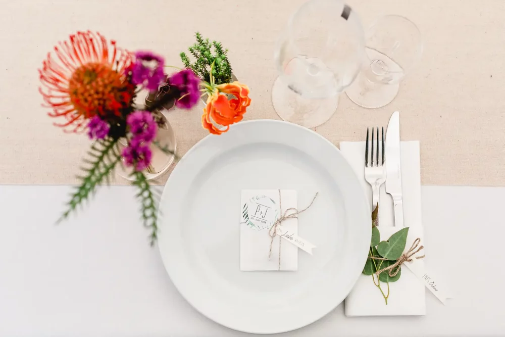 Tischdeko zur Hochzeit im eigenen Garten zur Gartenhochzeit mit Hochzeitsfotografin in Nürnberg