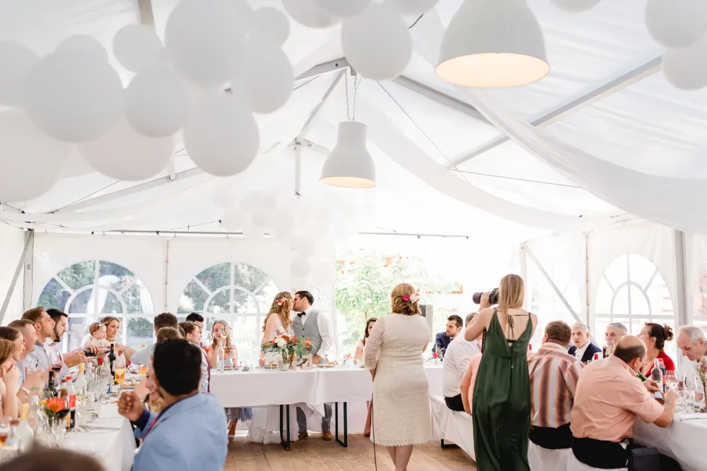 Hochzeitsfotografin in Nürnberg im Festzelt Vermietung zur Hochzeit im eigenen Garten für Gartenhochzeit