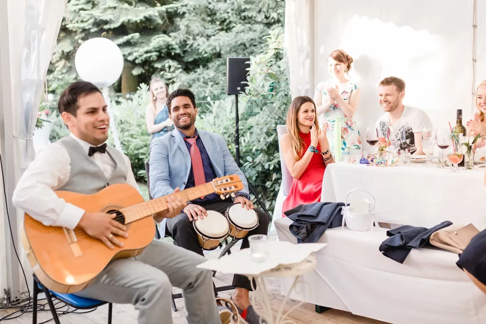 musikalische Einlage zur Hochzeit Gesang mit Gitarre & Bongos bei Gartenhochzeit mit Hochzeitsfotograf in Nürnberg