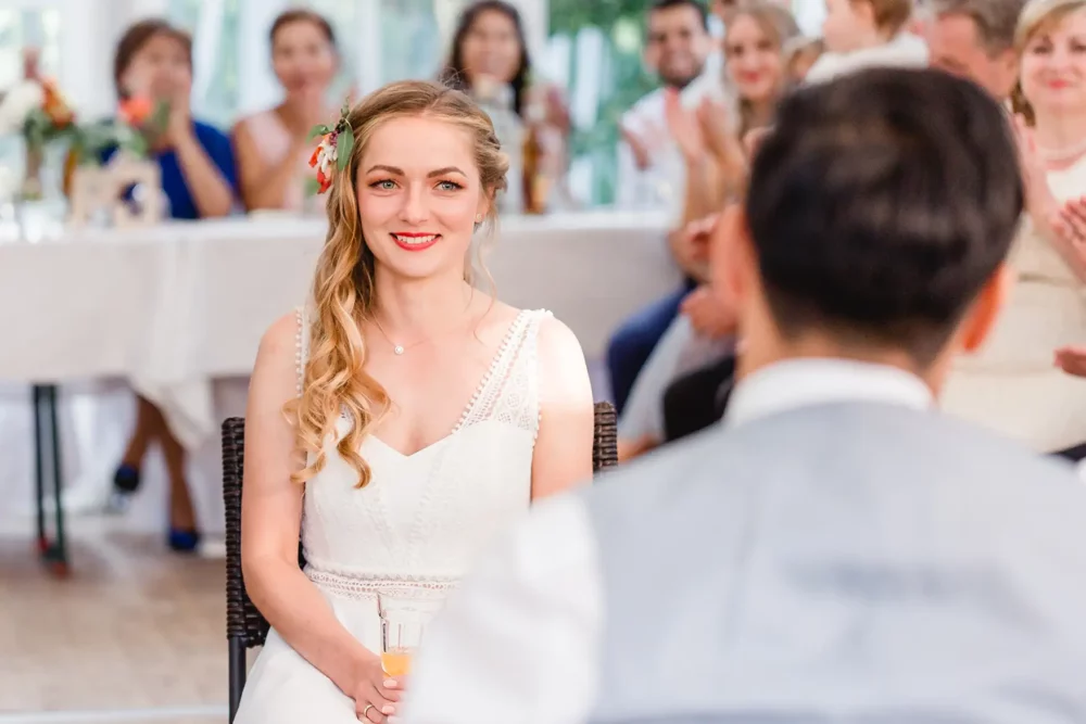 glückliche Braut im Festzelt zur Hochzeit bei Gartenhochzeit mit Fotografin bei Nürnberg