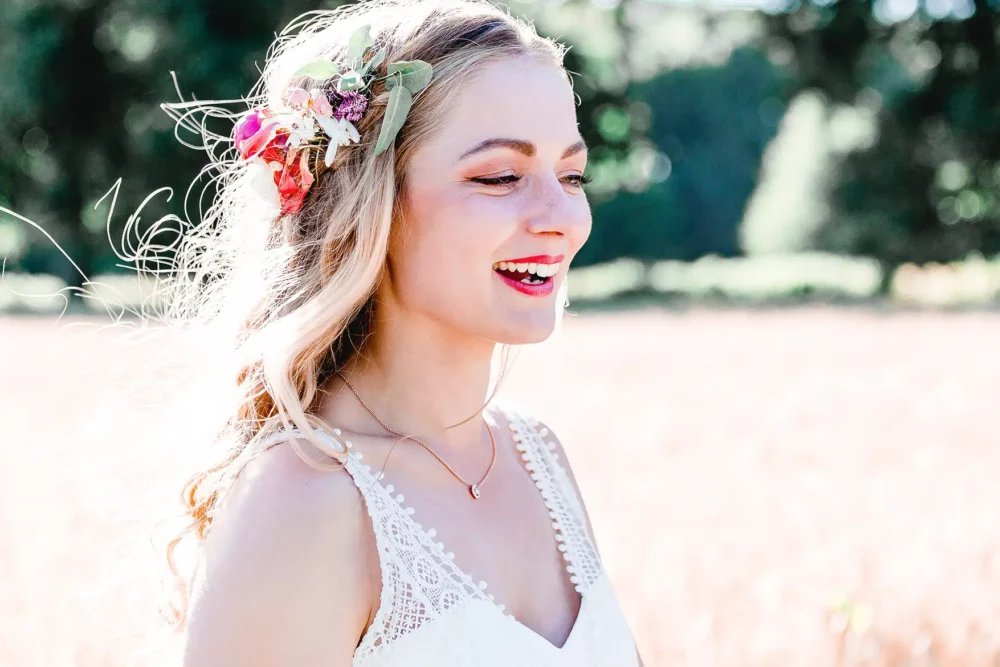 Brautfrisur mit Blumen lange Haare zur Hochzeit mit Fotograf bei Nürnberg zur freien Trauung im Garten