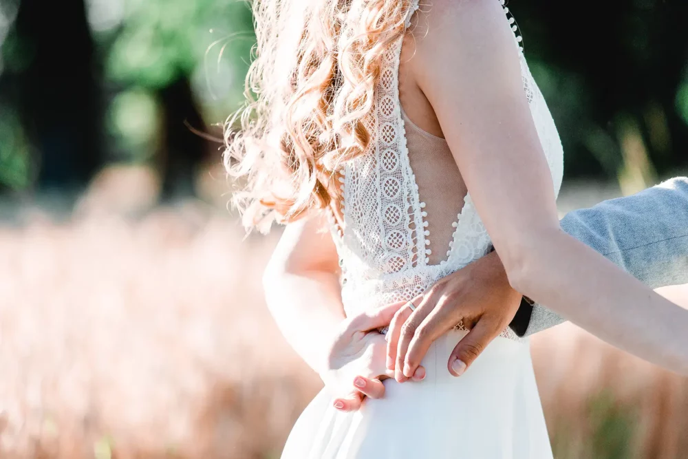Brautkleid mit Boho Spitze von Rembo Styling zur Hochzeit mit Fotografin bei Nürnberg