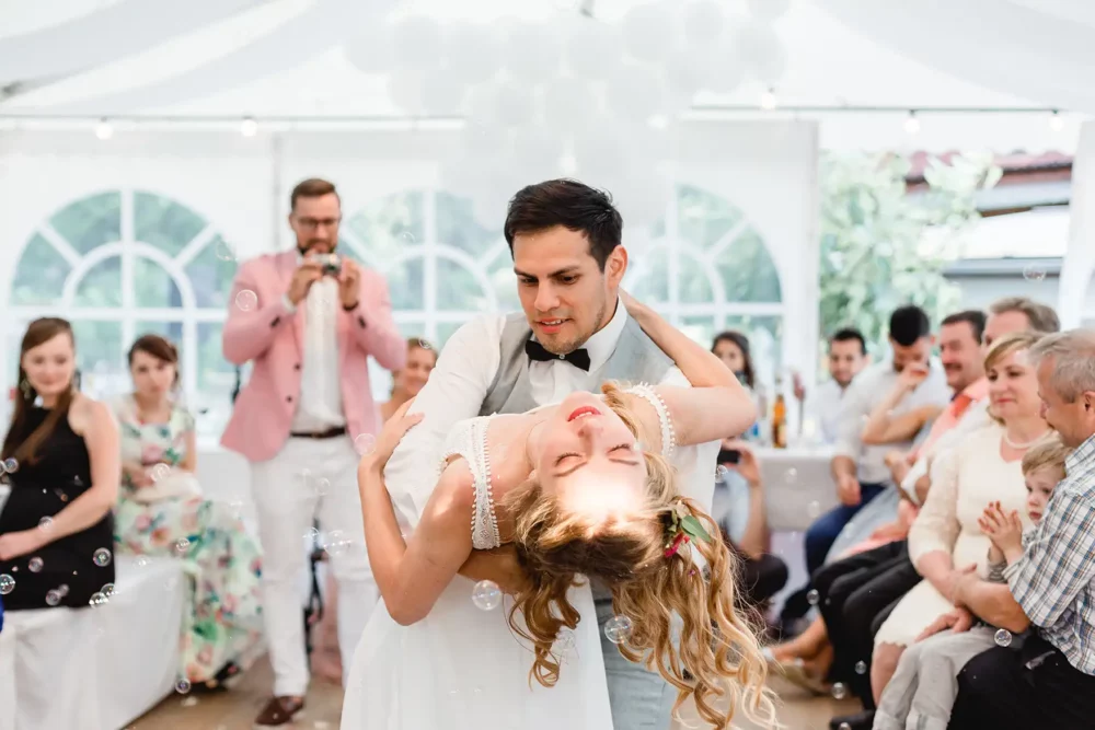 Hochzeitsfotograf in Nürnberg für Gartenhochzeit mit Hochzeitstanz