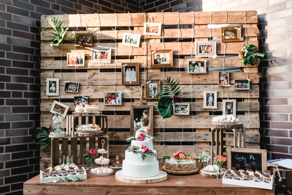 DIY Kuchenbuffet als Hochzeitsdeko aus Paletten zur Gartenhochzeit mit Hochzeitsfotograf bei Nürnberg von Tortenwelt Gritzmann