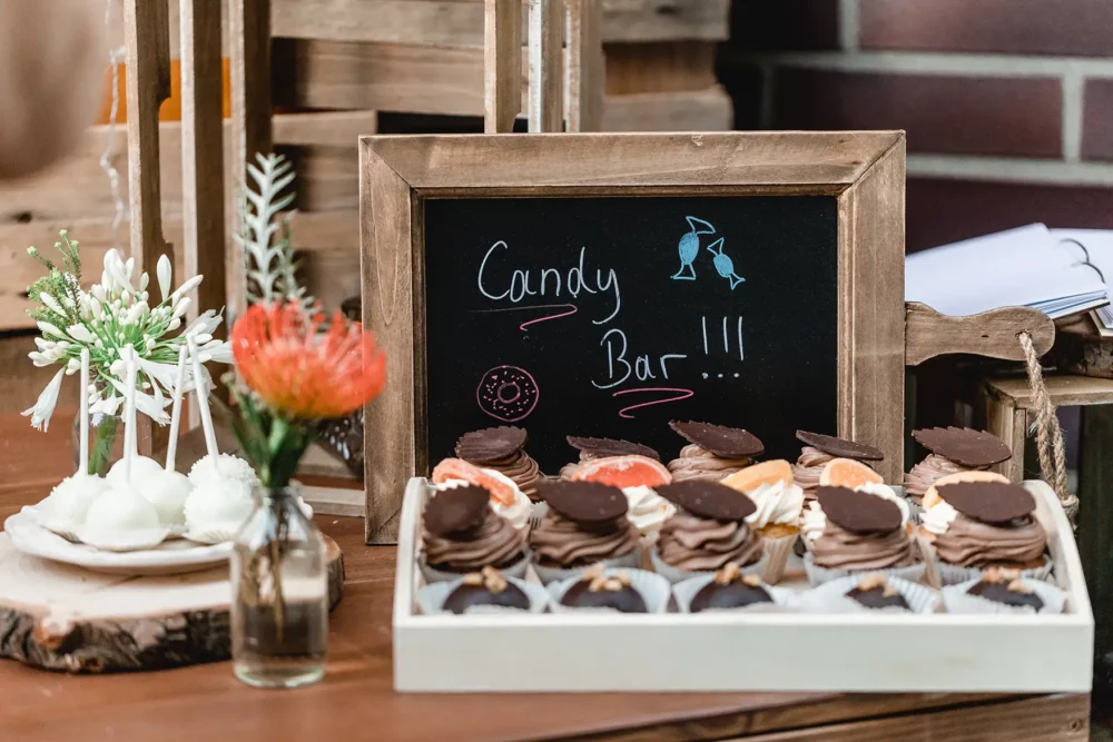 Candy bar mit Cupcakes von Tortenwelt Gritzmann zur Gartenhochzeit mit Fotografin bei Nürnberg