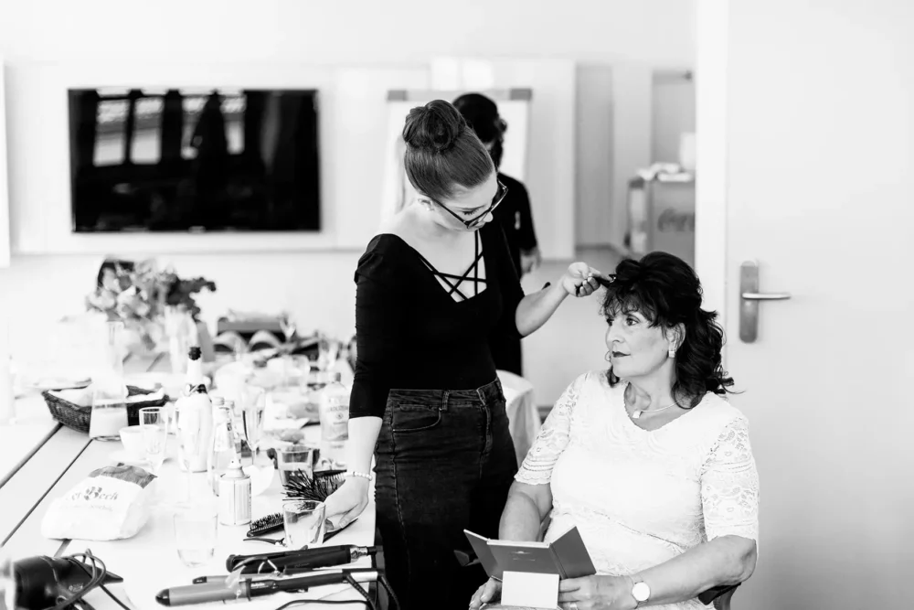 hochzeitsfotografin-freihof-prichsenstadt-015 Getting ready mit Friseur Zeitlos zur Hochzeit im Hotel Freihof in Prichsenstadt