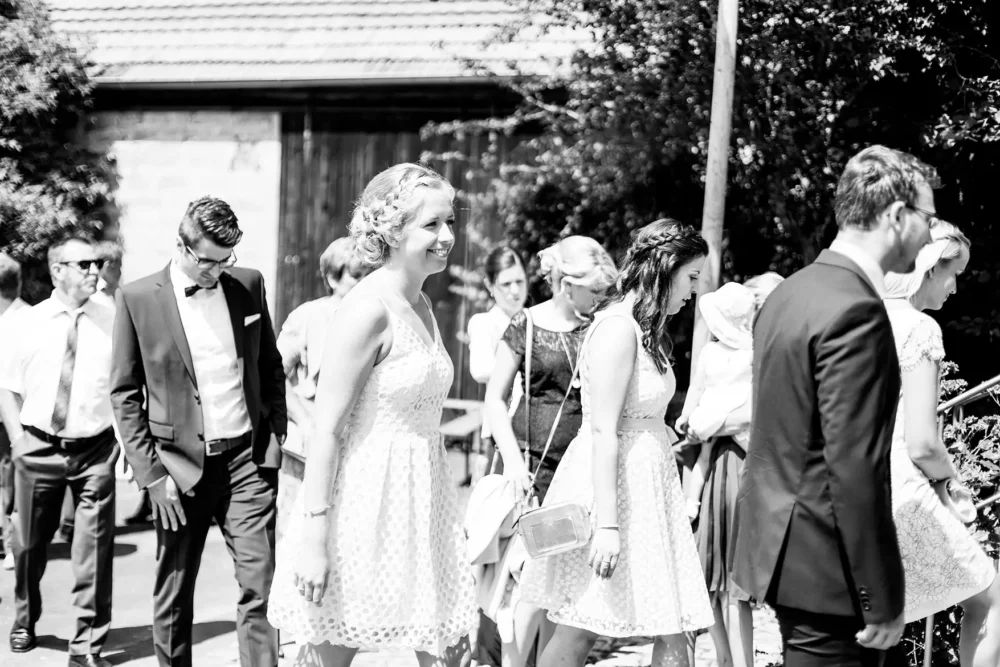 hochzeitsfotografin-freihof-prichsenstadt-025 Eintreffen der Gäste zur Hochzeit in Marienkapelle in Gräfenneuses bei Würzburg