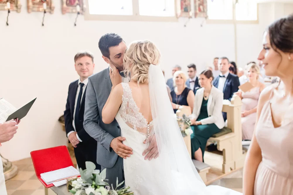 hochzeitsfotografin-freihof-prichsenstadt-041 Brautpaar küsst sich nach Ja-Wort in Marienkapelle in Gräfenneuses