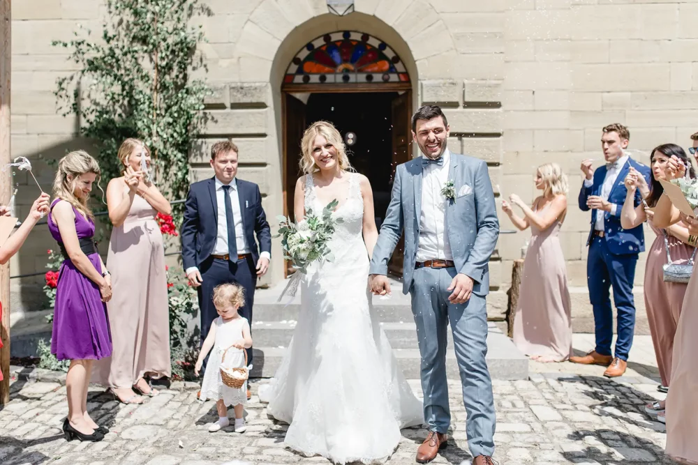 hochzeitsfotografin-freihof-prichsenstadt-048 Auszug des Brautpaars mit Seifenblasen und Reis-Werfen bei Hochzeit in Marienkapelle in Gräfenneuses